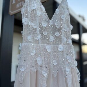 Elegant White Floral Sequin Dress size 3